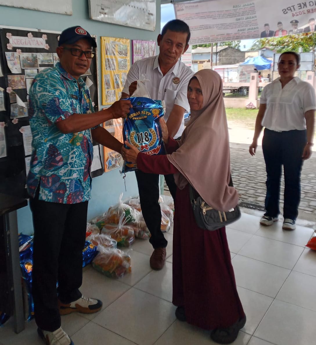 Bersama TNI, Polri Beberapa Jurnalis Babel Bagikan Sembako Dalam Rangka Jelang Bulan Suci Ramadhan 