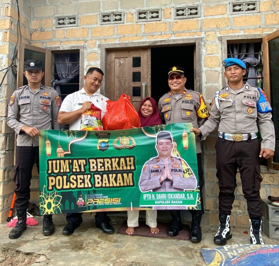 Kapolsek Bakam Bersama Kanit Reserse Dan Jajaran Nya Jumat Berkah, Salurkan Sembako Ke Masyarakat Tepat Sasaran. 