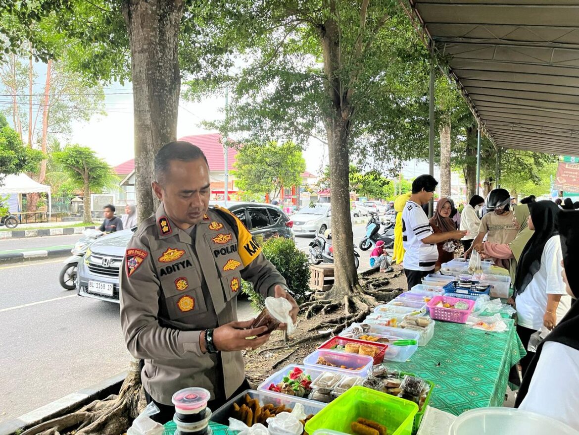 *Kapolres Bangka Tengah Patroli Pasar Ramadhan dan Bagikan Bansos ke Panti Asuhan*