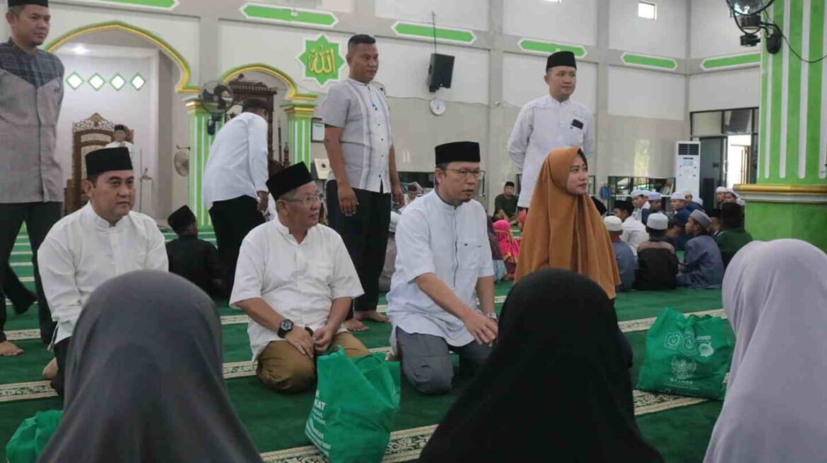 Safari Ramadhan, Bupati Bateng, Algafry Rahman Bagikan Paket sembako Kepada warga Kurang Mampu Dan Anak Yatim