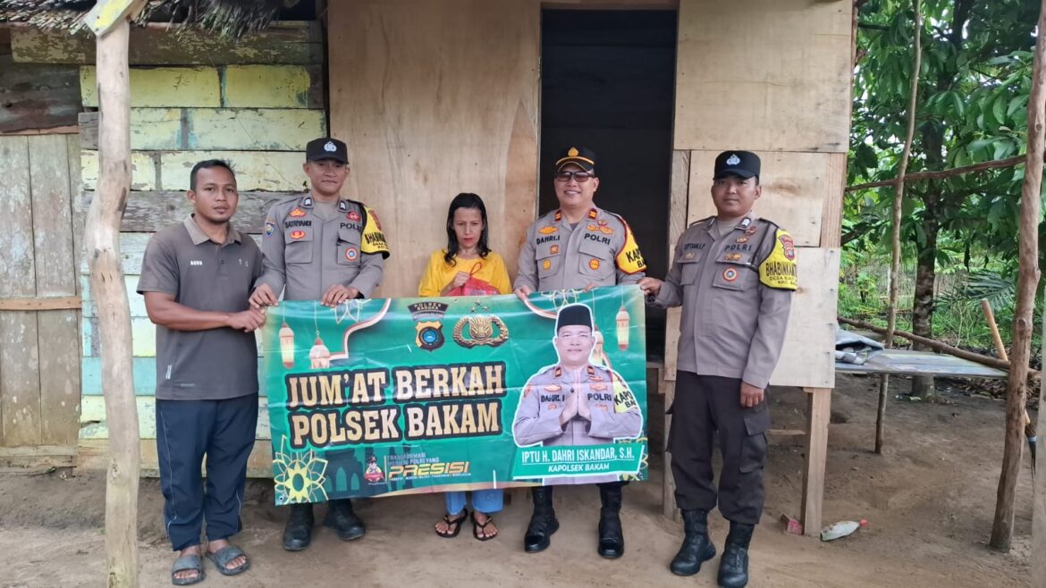 Polsek Bakam Gelar Kegiatan Jumat Berkah, Salurkan Bingkisan Sembako kepada Masyarakat Di Desa Mangka