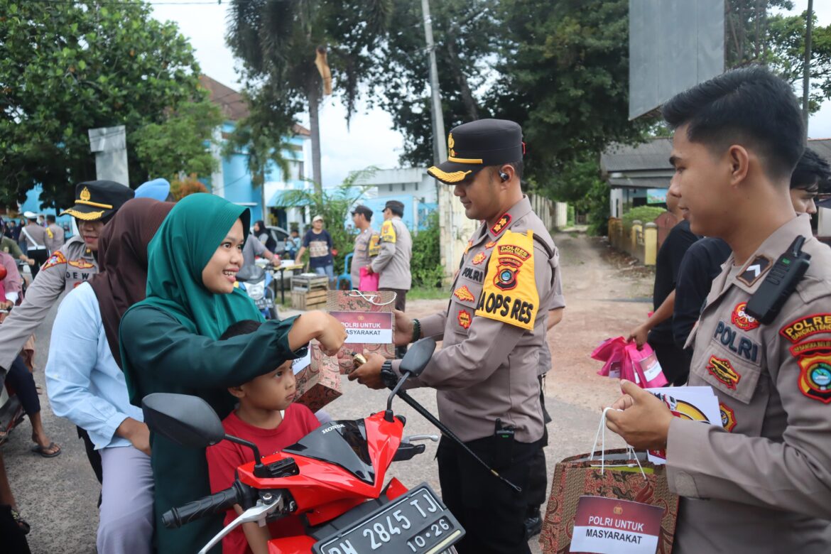 *Polres Bangka Tengah Bersama Awak Media Bagikan Takjil Gratis di Bundaran Ikan Koba*