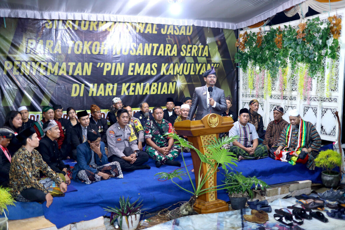Budayawan, Seniman, Bupati, Romo, Kapolres hingga Anggota DPD RI Raih “Pin Emas Kamulyan”