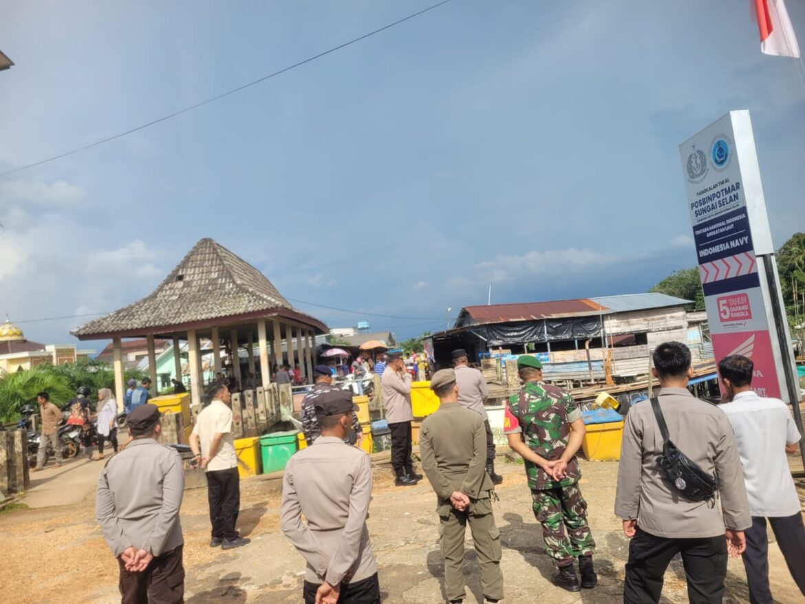 *Kapolres Bangka Tengah Cek Kesiapan Pos Pam Sungaiselan dan Pelabuhan dalam Operasi Ketupat Menumbing 2025*
