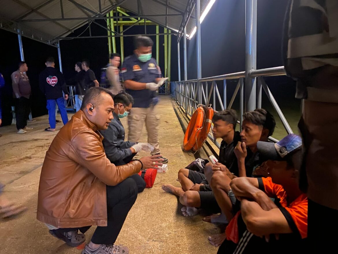 Kapolres Bangka Barat Turun Langsung Evakuasi Tiga Nelayan yang Terombang-Ambing di Laut
