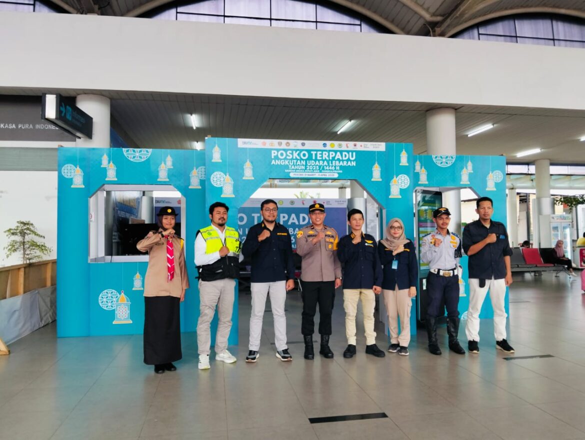 Personel Polri Pengamanan Pos Terpadu Bandara Depati Amir Gerak Cepat Koordinasikan laporan penumpang pesawat terkait Barang Berharga yang tertinggal.