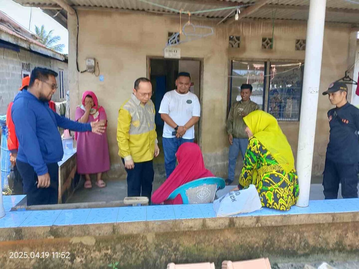Bupati Bangka Tengah, Algafry Rahman, Meninjau Langsung Rumah Warga Batu Belubang yang Rusak Akibat Angin Kencang