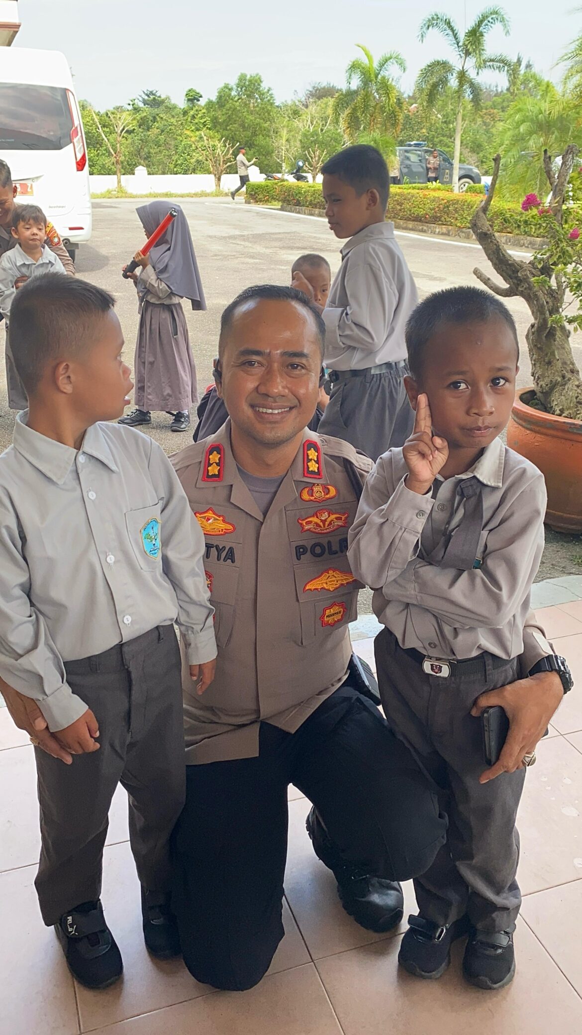 Kapolres Bangka Barat Sambut Siswa SLB Negeri Mentok, Edukasi Lalu Lintas Lewat Kegiatan POLSANAK yang Penuh Keakraban