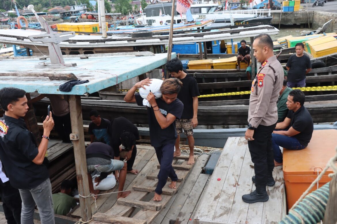 Kapolres Bangka Barat Pantau Langsung Pemindahan 5 Ton Pasir Timah dari Pelabuhan Limbung ke Mako Sat Polairud