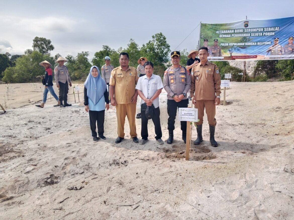 Polres Bangka Barat Tanam 300 Bibit Pohon di Lahan Eks Tambang dalam Aksi “Ketahanan Bumi Serumpun Sebalai”