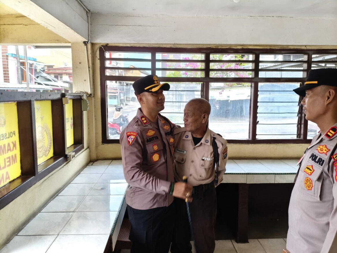 Kapolres Bangka Barat Peluk Hangat Satpam Tertua, Sunaryo (104), di Pasar Mentok