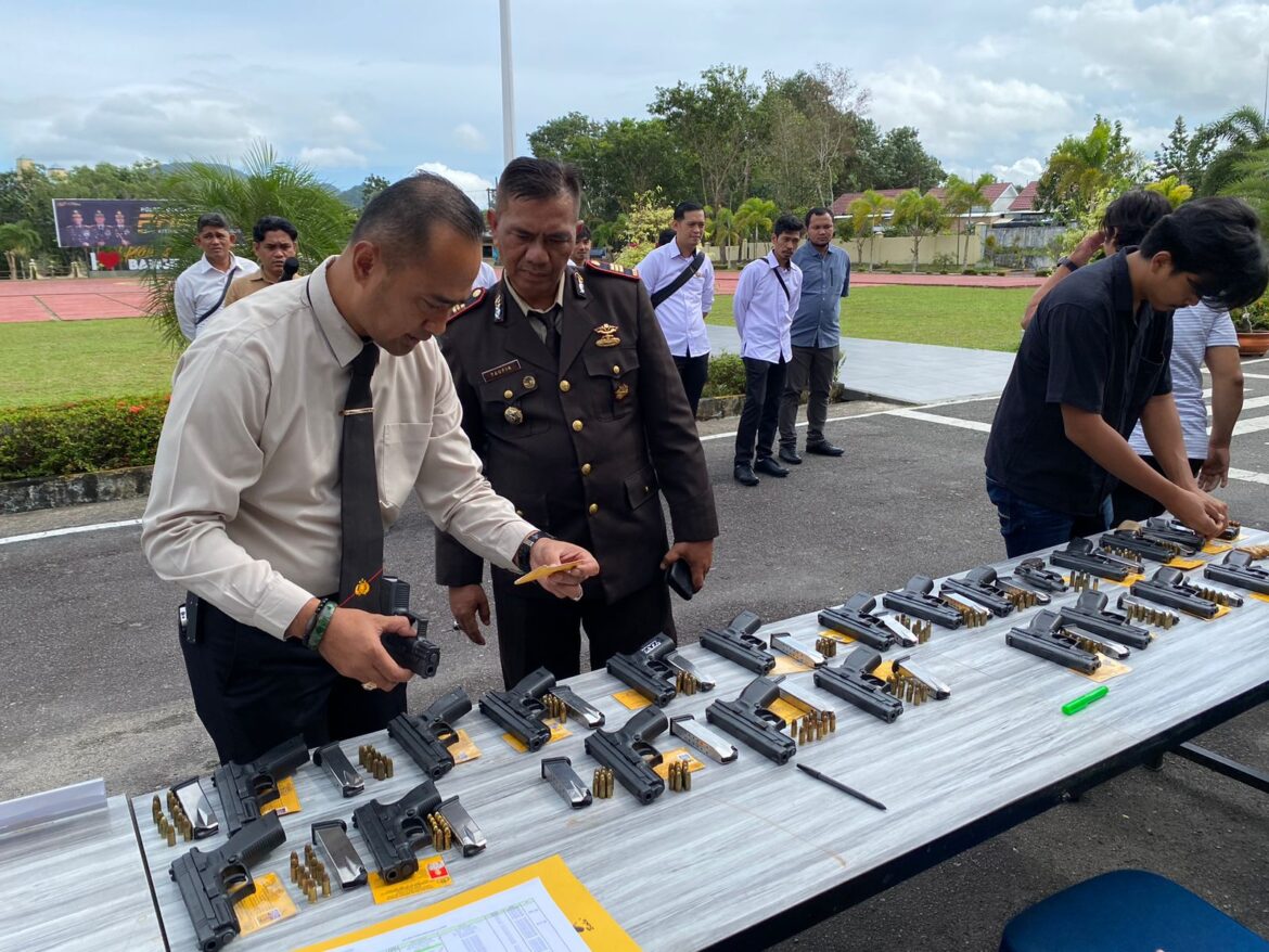 Kapolres Bangka Barat Pimpin Langsung Pemeriksaan Rutin Senpi Anggota
