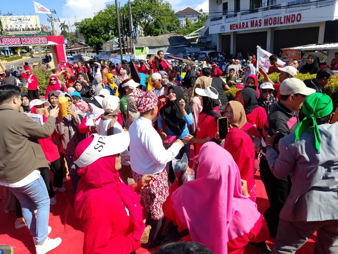 Deklarasi Pasangan Calon Independen Merdeka Ramida dan Eka, di Hadiri Ribuan Warga, Demi Persatuan, Budaya,dan Demokrasi 
