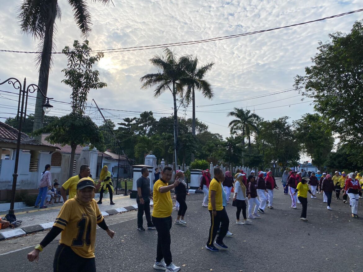 Senam Bareng Kapolres, Warga Muntok Padati Car Free Day Peringatan Hari Bhayangkara ke-79