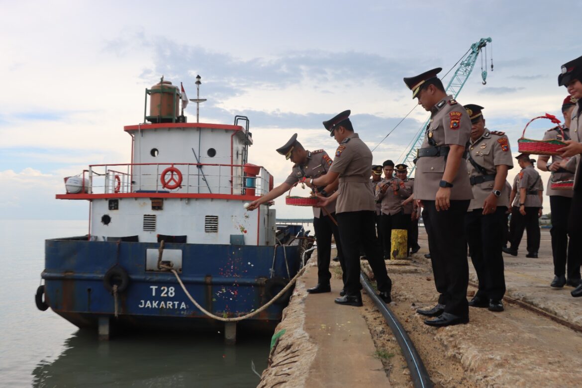 Polres Bangka Barat Gelar Upacara Tabur Bunga di Laut, Mengenang Jasa Pahlawan Polri di HUT Bhayangkara ke-79