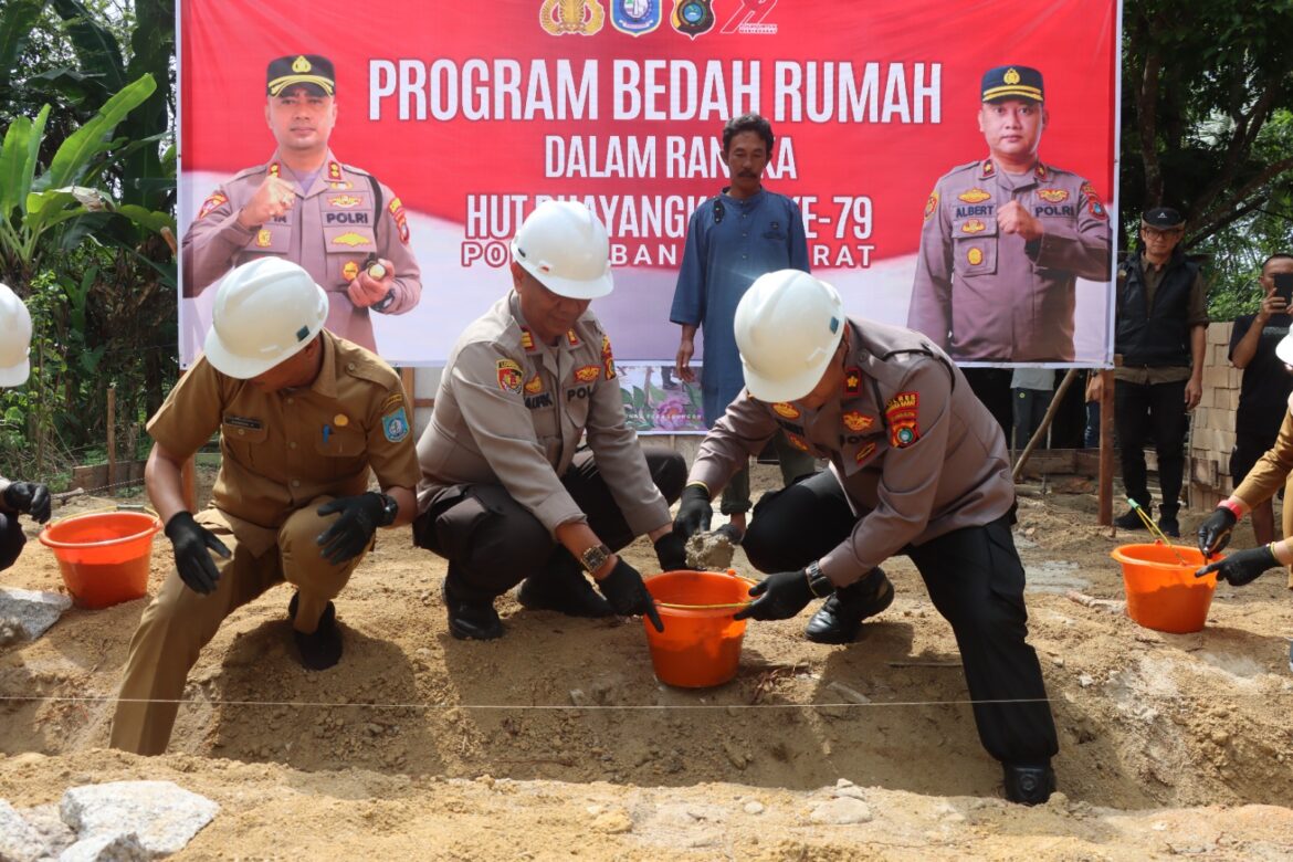 POLRES BANGKA BARAT GELAR BEDAH RUMAH DALAM RANGKA HUT BHAYANGKARA KE-79