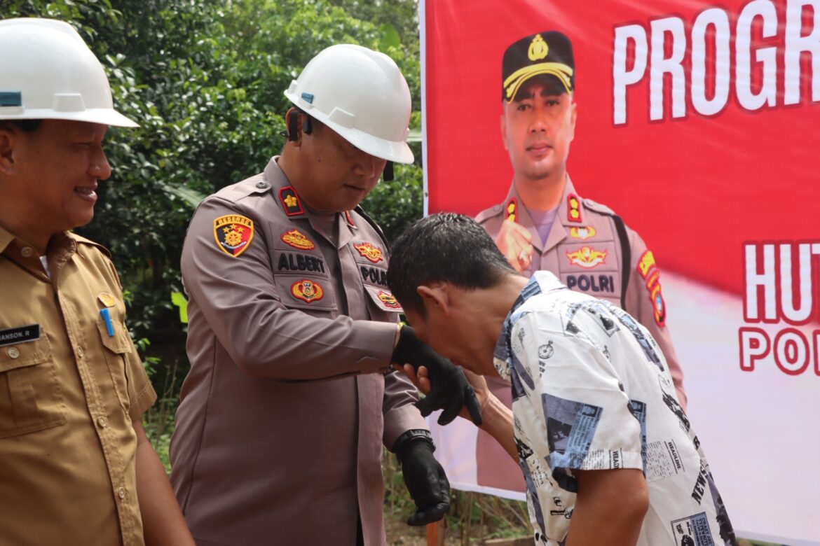 Terharu Dapat Bantuan Bedah Rumah, Mulyadi dan Sunaryo Ucapkan Terima Kasih kepada Polres Bangka Barat