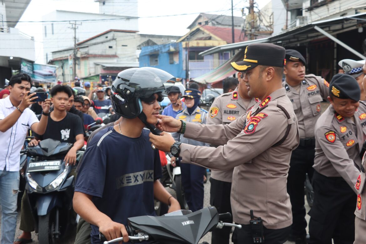 HUT Bhayangkara ke-79, Kapolres Bangka Barat Bagikan Helm dan Bingkisan Gratis kepada Warga Mentok