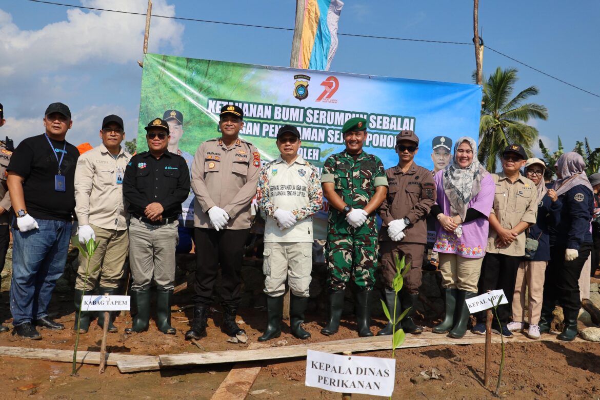 *Kolaborasi Lingkungan di Kurau: Kapolres Bangka Tengah Hadiri Aksi Pembongkaran dan Penanaman Mangrove*