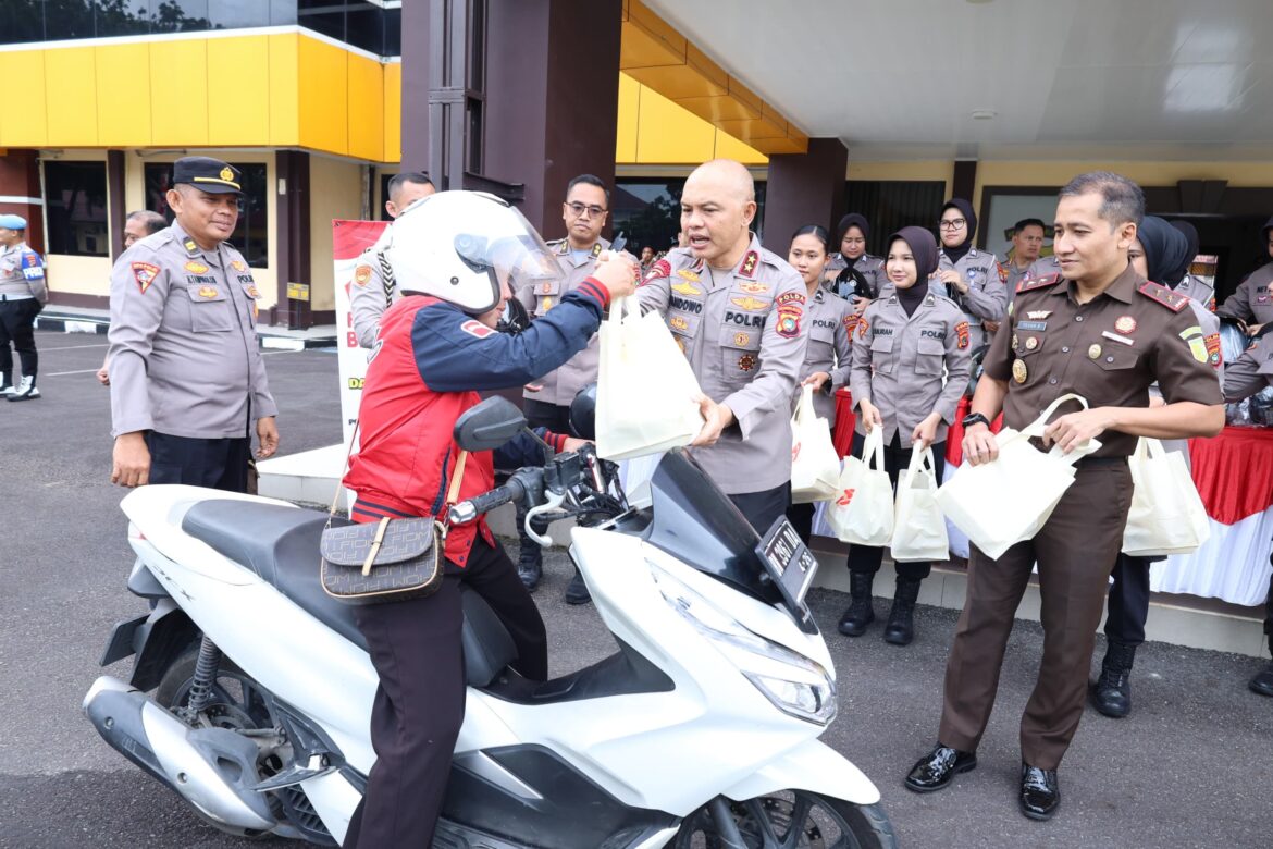 *Silaturahmi Sinergitas TNI-Polri-Kejaksaan di Babel Jelang Hari Bhayangkara Ke 79, Bagi-bagi Tanda Mata Ke Masyarakat*