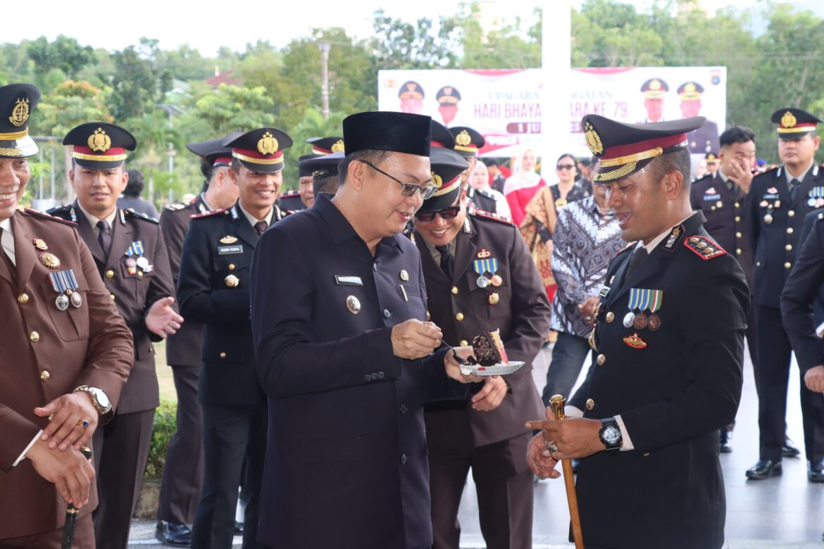 Momen Langka di Hari Bhayangkara ke-79: Kapolres Bangka Barat Disuapi Kue Ulang Tahun oleh Forkopimda, Suasana Haru dan Tawa Pecah