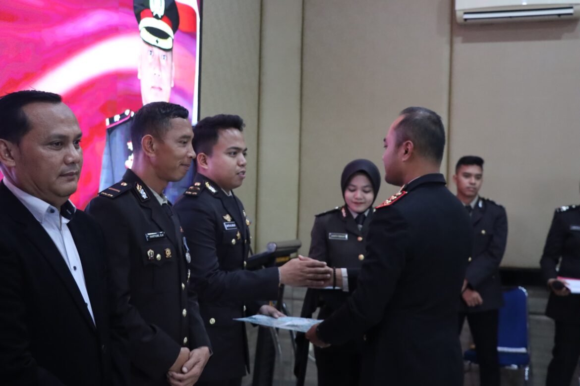 Kapolres Bangka Barat Berikan Penghargaan kepada Personel Berprestasi di Momen HUT Bhayangkara ke-79