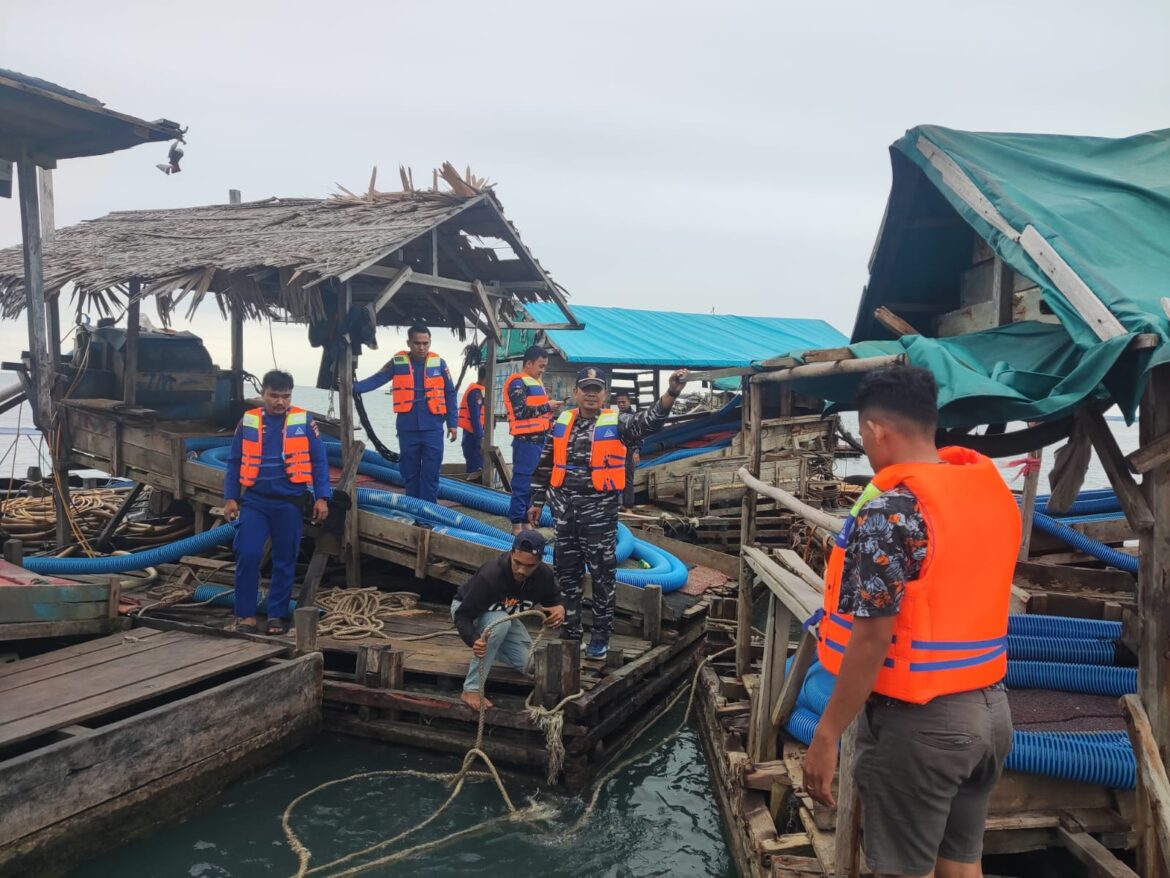 POLRES BANGKA BARAT TERTIBKAN 13 PONTON PENAMBANGAN ILEGAL DI PERAIRAN TELUK INGGRIS