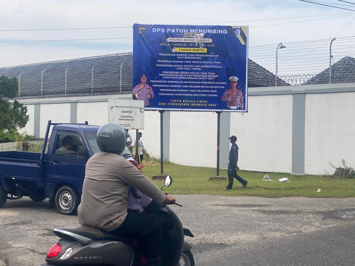 Polres Bangka Barat Pasang Spanduk Operasi Patuh Menumbing 2025 di Titik Strategis 
