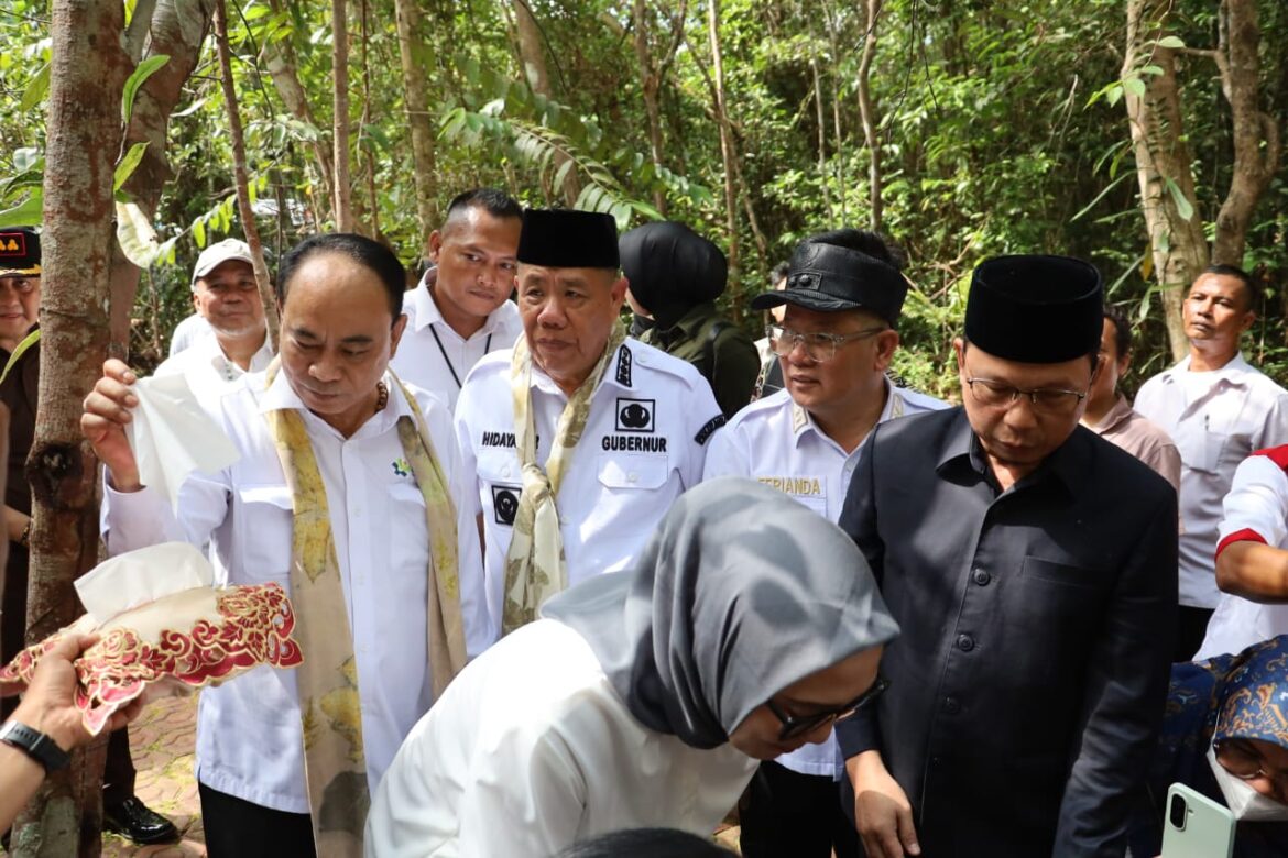 *Polres Bangka Tengah Terjunkan 100 Personel Amankan Kunjungan Kerja Menteri Koperasi RI di Desa Namang*