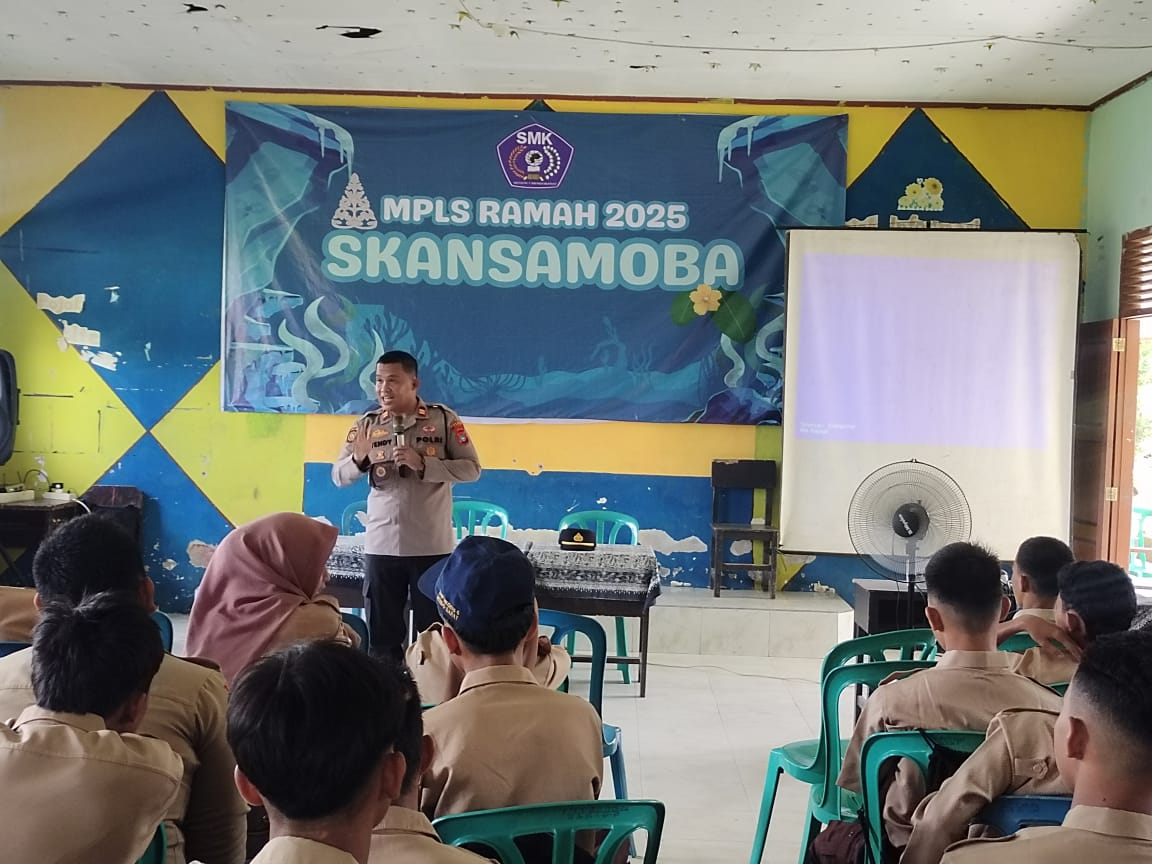 Bagikan Gantungan Kunci Generasi Bahagia Patuh Hukum Oleh Kapolsek Mendo Barat Pada Siswa MPLS SMKN 1 Mendo Barat, 