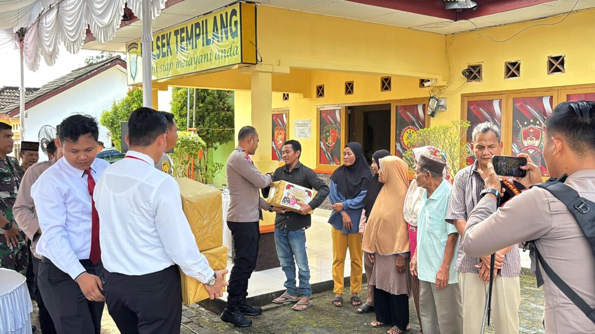Kunjungan Kerja Kapolres Bangka Barat Ke Polsek Tempilang Sempatkan Serahkan Bantuan Sosial 