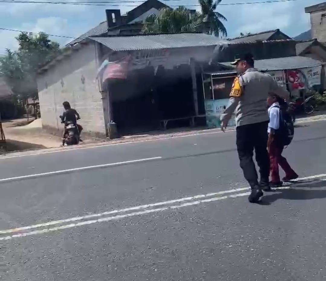 *Spontan, Kapolres Basel Mendadak Turun Dari Mobil Dinas Dan Bantu Anak SD Seberangi Jalan*