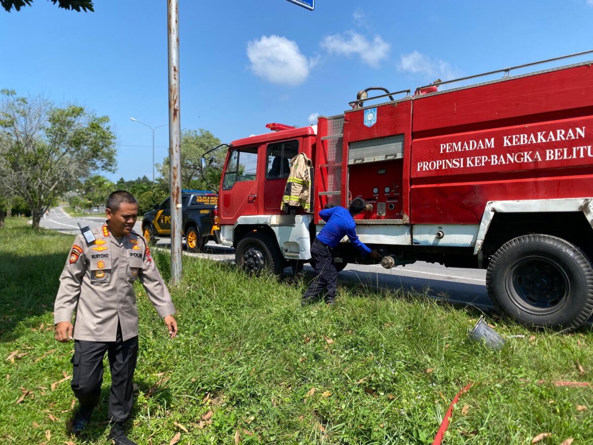 *Polda Babel Dan Damkar Gerak Cepat Padamkan Karhutla Di Jalur Perkantoran Gubernur*