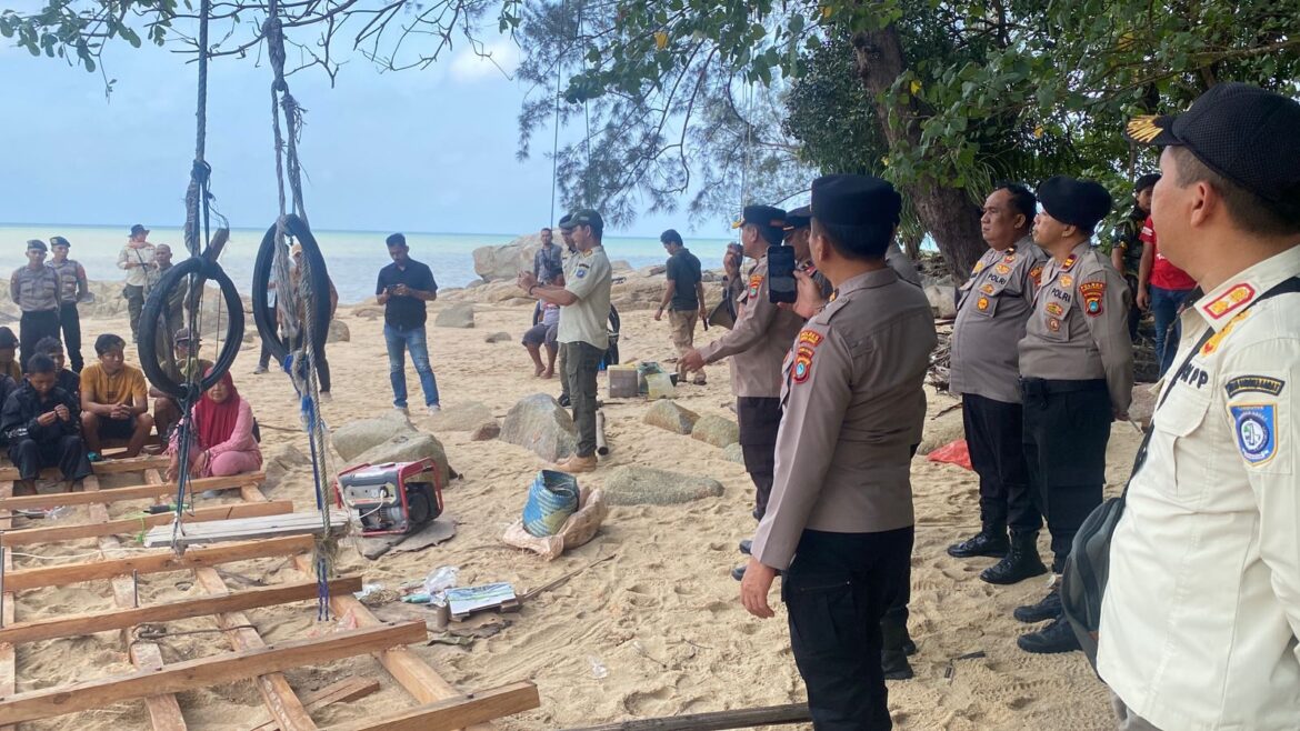 POLRES BANGKA BARAT LAKUKAN PENERTIBAN AKTIVITAS TAMBANG ILEGAL DI PERAIRAN TELUK INGGRIS