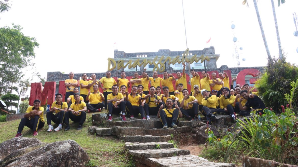 Polres Bangka Barat Olahraga Pagi di Bukit Menumbing, Kenalkan Nilai Sejarah kepada Personel