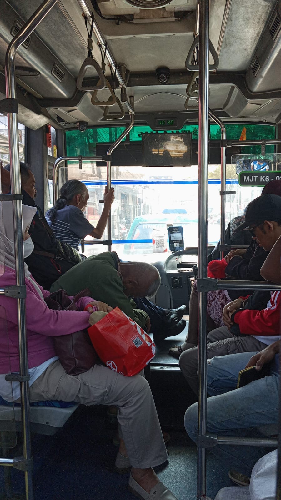 “Kebersihan & Kenyamanan Bus Metro Jabar Trans Koridor 6 Rute Leuwipanjang – Majalaya Pantas Diacungi Jempol”