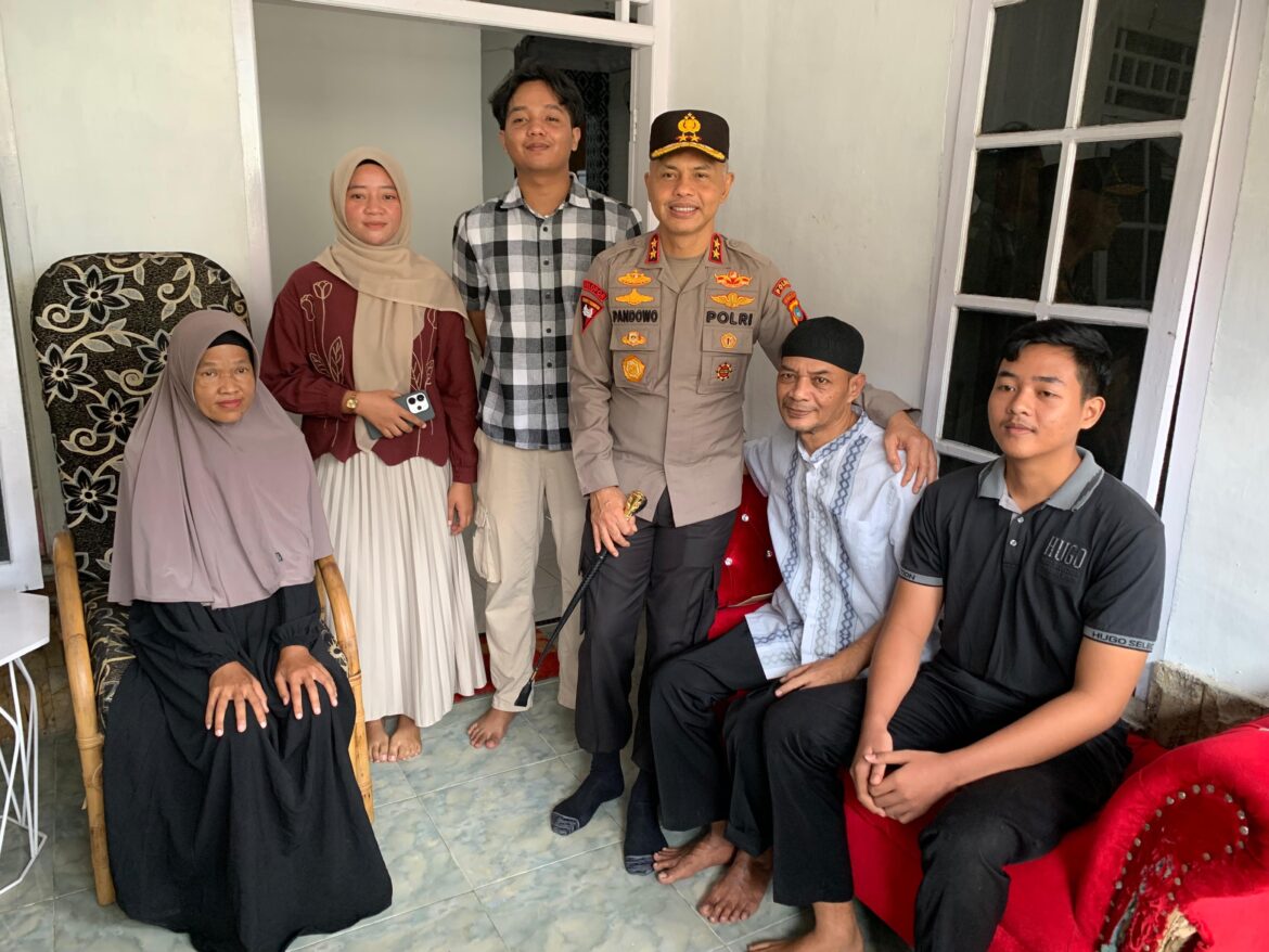 *Kapolda Babel Jenguk Anggota Yang Sakit, Ajak Jajarannya Peduli Sesama Rekan Kerja*