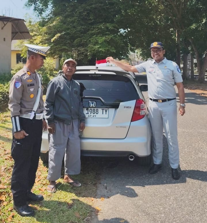 KAPOLRES AJAK MASYARAKAT KIBARKAN BENDERA MERAH PUTIH,SAT LANTAS POLRES BABAR BAGIKAN KE PENGGUNA JALAN