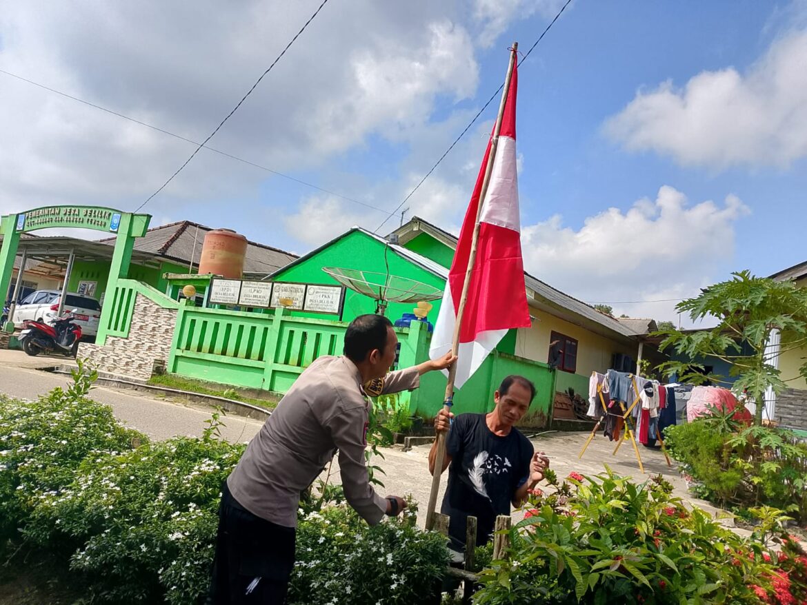 *Polres Bangka Tengah Bagikan Ratusan Bendera Merah Putih di Bundaran Koba, Ajak Masyarakat Kibarkan Sang Saka di Momen HUT RI ke-80*