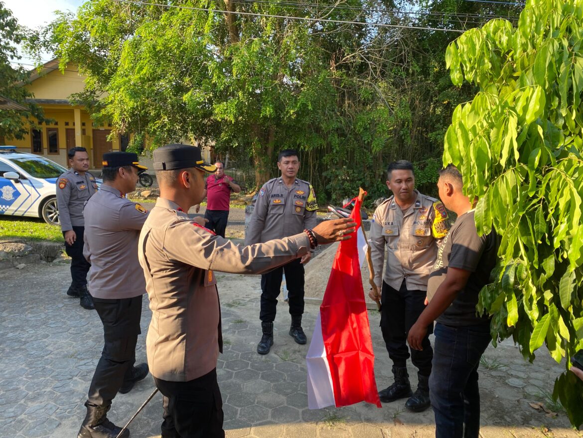 Gelorakan Semangat Kemerdekaan, Kapolres Bangka Barat Bagikan Bendera Merah Putih ke Warga