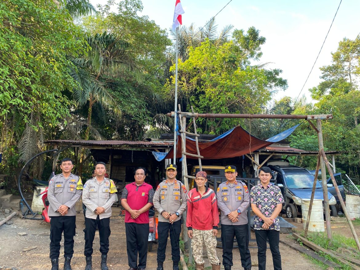 Polres Bangka Barat Gelar Aksi Simpatik, Kapolres Turun Langsung Bagikan Bendera Merah Putih ke Rumah Warga