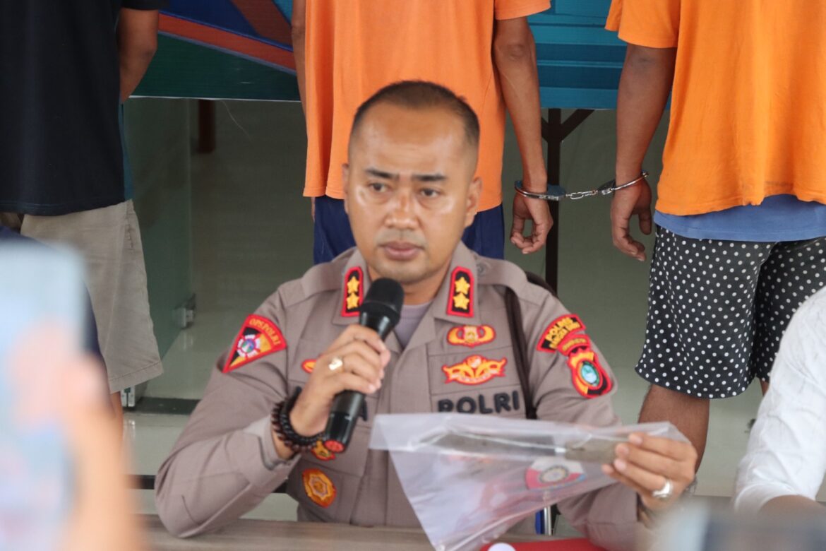 Konferensi Pers Polres Bangka Barat Ungkap Kasus Pembunuhan di Sungai Daeng, Barang Bukti Pisau Diamankan 