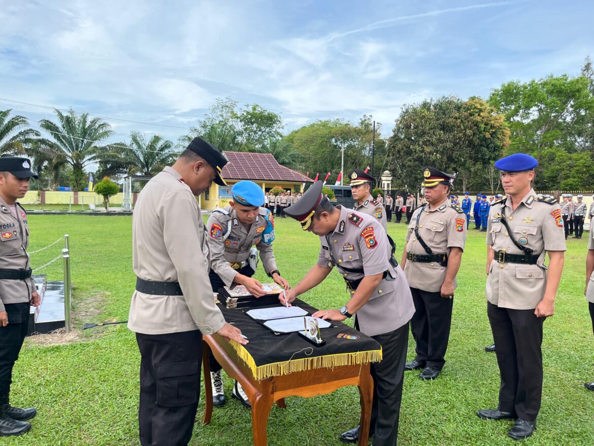 *Polres Bangka Tengah Gelar Upacara Serah Terima Jabatan Sejumlah Pejabat Utama*