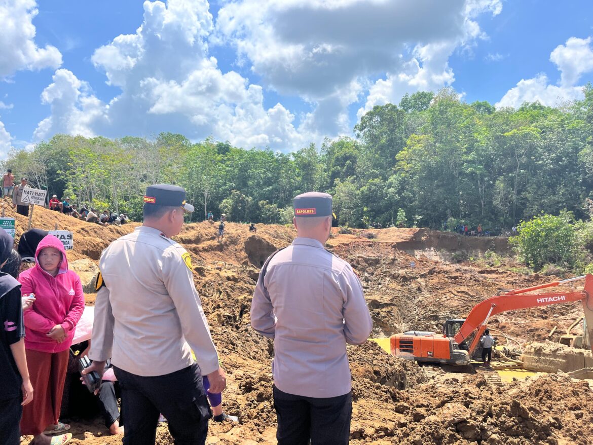 Kapolres Bangka Barat Tinjau Lokasi Laka Tambang Tempilang, Korban Ketiga Berhasil Ditemukan