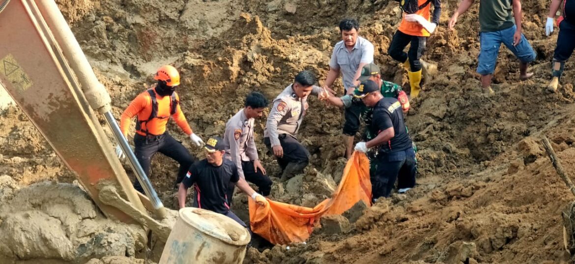 Kapolres dan Kapolsek Tempilang Pimpin Langsung Proses Evakuasi Korban Laka Tambang di Tempilang