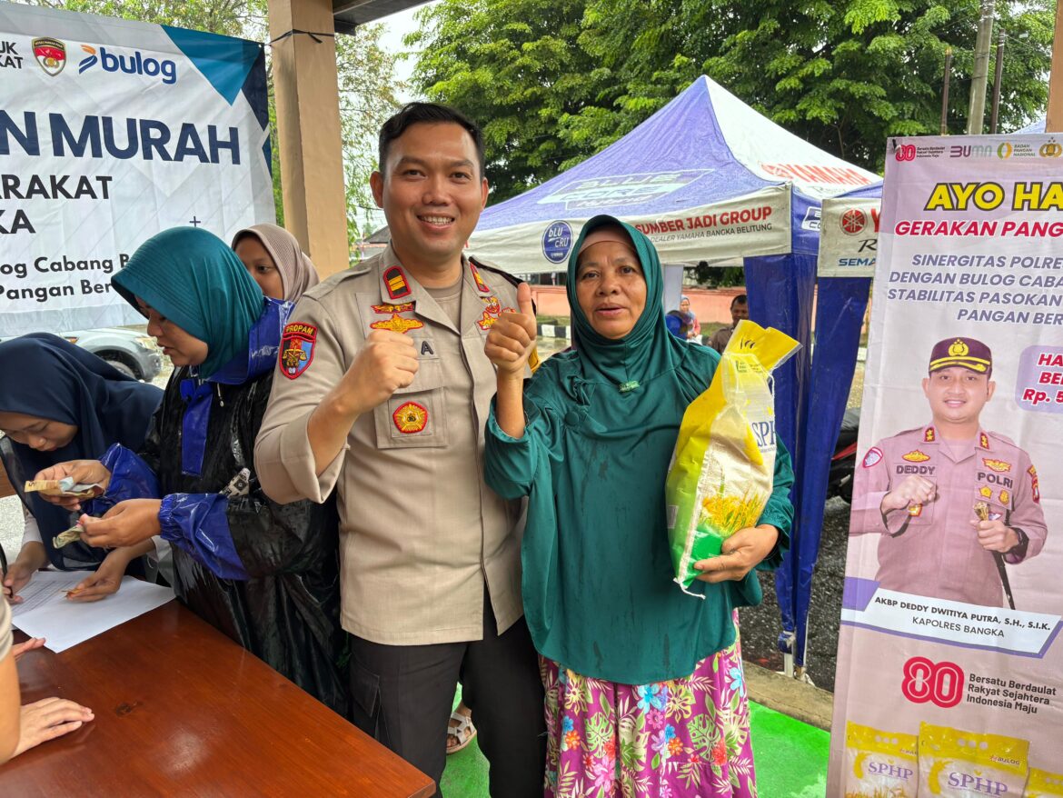 *Meski Hujan, Gerakan Pangan Murah Polsek Sungailiat Diserbu Warga, 4 Ton Beras SPHP Ludes Terjual*