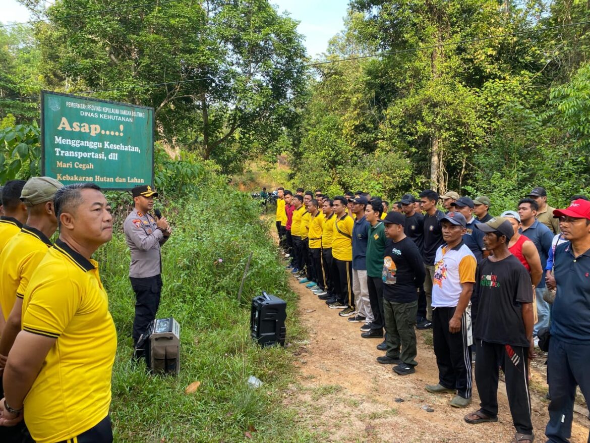 Polres Bangka Barat Gagas Program “Public Service” Kerja Bakti Bersihkan Jalan Bersama Pemda dan Warga Air Limau