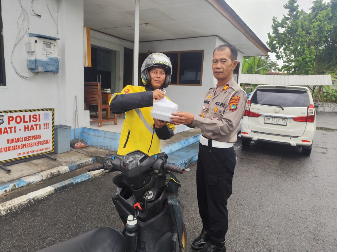 Satlantas Polres Bangka Barat Gelar Program “Polantas Menyapa Ojek Online”, Berbagi Sarapan untuk Pengemudi Ojol