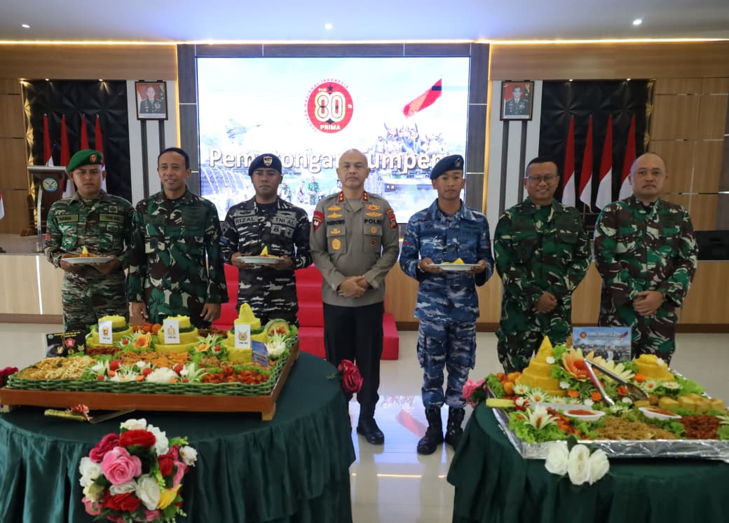 *Kapolda Babel Datangi Korem 045/Gaya, Bawa Tumpeng Beri Kejutan Di HUT TNI*