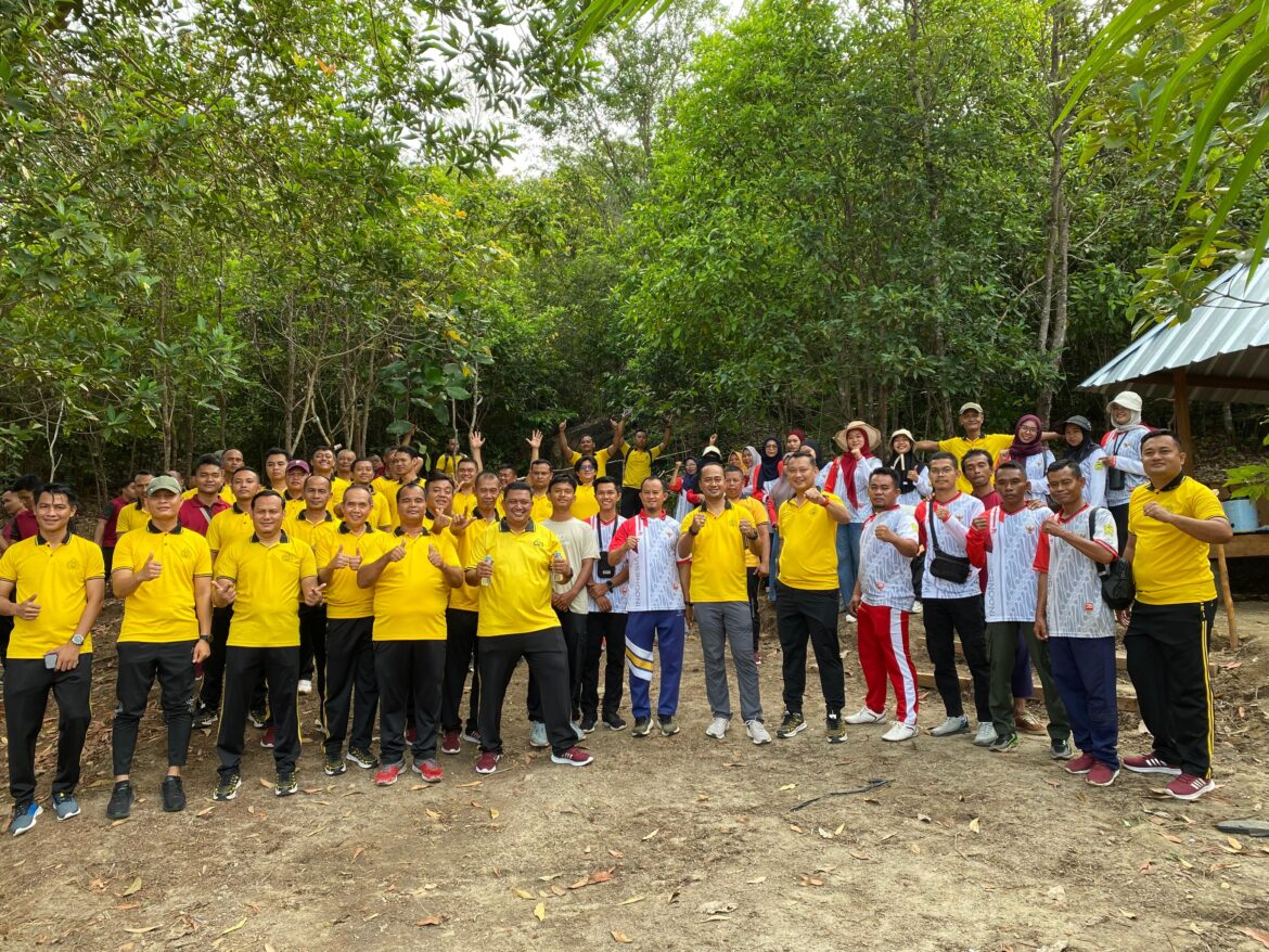 Polres Bangka Barat Dorong Promosi Wisata Alam Bukit Kukus Lewat Kegiatan Hiking Bersama Masyarakat